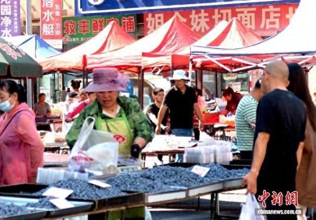 河早夜市连接两国的烟火纽带俄语叫卖声里的民生图景：黑(图3)