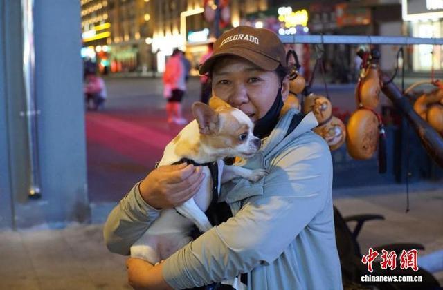 河早夜市连接两国的烟火纽带俄语叫卖声里的民生图景：黑(图2)